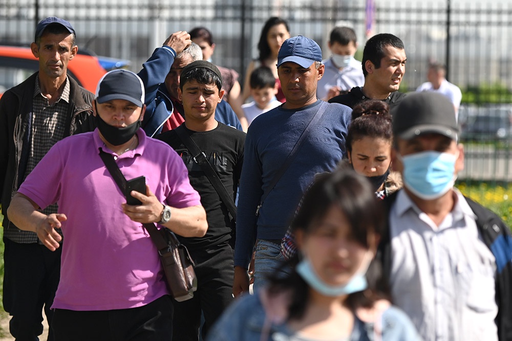 В Госдуму внесены поправки об обязанности мигрантов поддерживать СВО