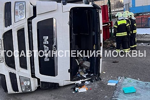 Грузовик с асфальтовой крошкой перевернулся на западе Москвы