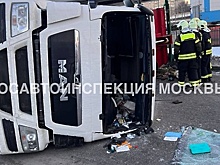 Грузовик с асфальтовой крошкой перевернулся на западе Москвы