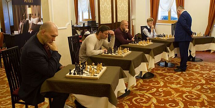 Эдгард Запашный поборолся в шахматном турнире с Карповым, Валуевым и Емельяненко