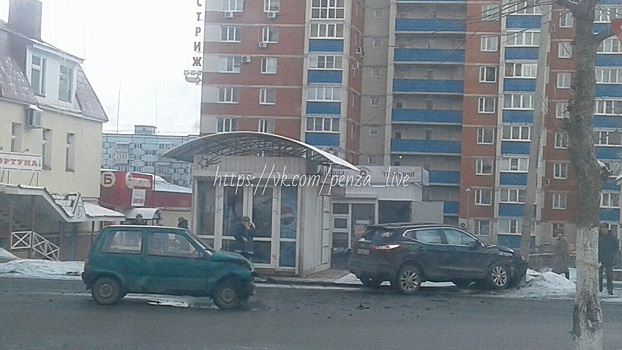 В Пензе на улице Кижеватова «Ока» протаранила «Nissan Qashqai»