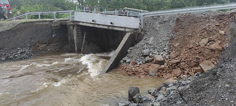 Новая Каховка ушла под воду из-за разрушения ГЭС