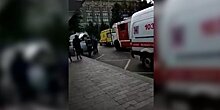 Легковушка въехала в остановку в центре Москвы