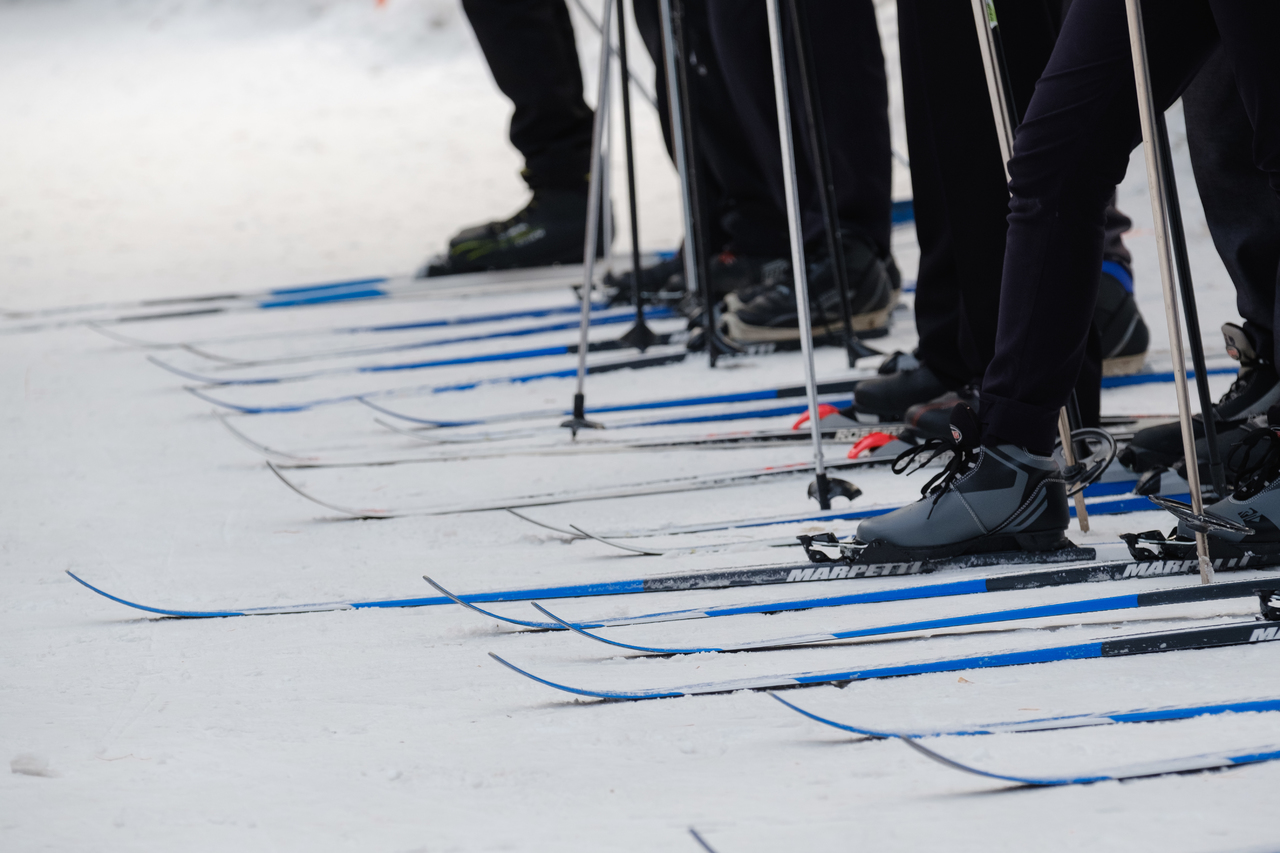 Мужчина умер во время тренировки на лыжне в Ленинградской области