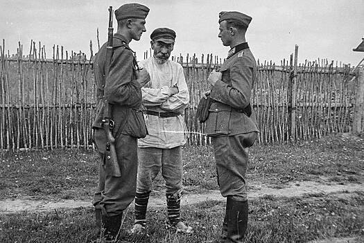 «Грабежи стали обычным явлением» Как нацисты обращались с жителями советских деревень: уникальные кадры