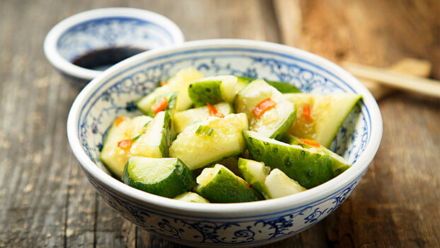 Бей правильно: как приготовить битые огурцы