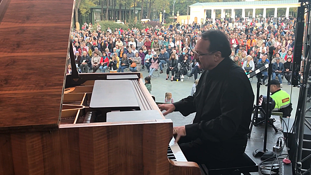Джазовый музыкант Даниил Крамер выступил на фестивале в нижегородском парке «Швейцария»