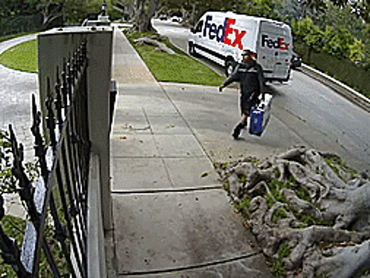 Вот так делает FedEx. Просто швыряет новый монитор через забор.  