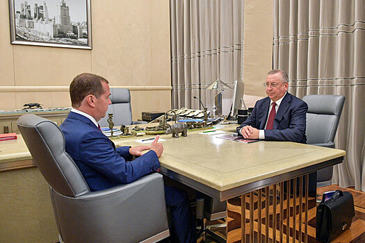 Медведев обсудил меры по контролю за качеством нефти после ЧП с "Дружбой"