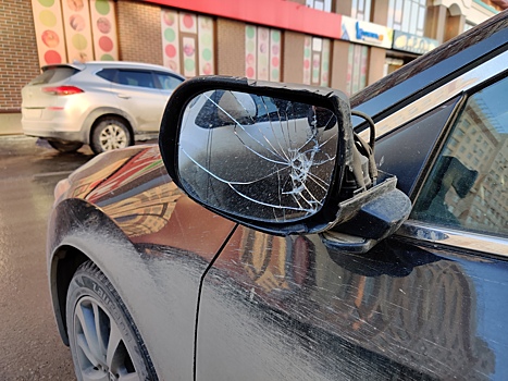 Оставленный у магазина в Кемерове автомобиль лишился зеркала