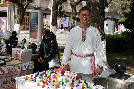 Статуэтки, бусы и игрушки: в Армавире развернулась выставка-ярмарка мастеров ДПИ