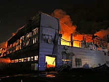 Более 14 часов спасатели тушат пожар на складе в Петербурге