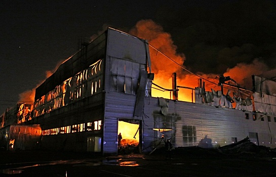 Более 14 часов спасатели тушат пожар на складе в Петербурге