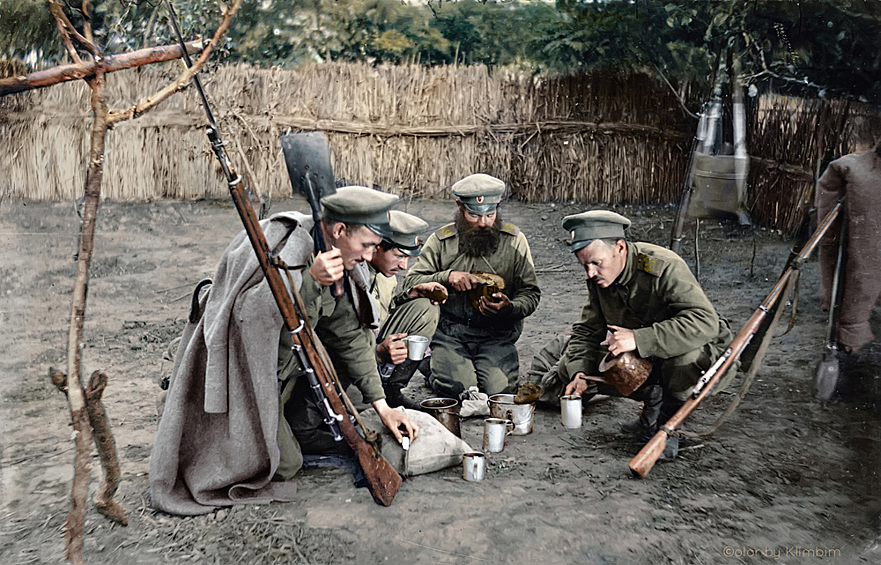 Солдаты росской императорской армии во время чаепития, 1917 год