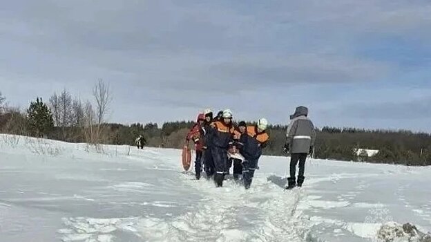У понтонного моста в Засечном из полыньи спасли 78-летнего рыбака