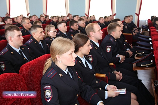 Полицейским-молодоженам из уральской глубинки разрешили служить вместе в Екатеринбурге