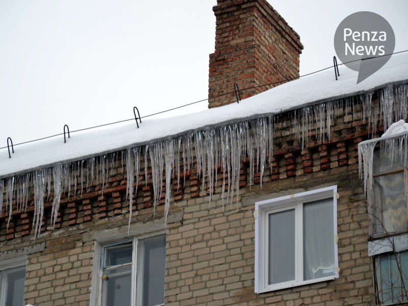 В Пензенской области прокуроры в ходе проверок выявили факты ненадлежащего содержания придомовых территорий и кровель МКД