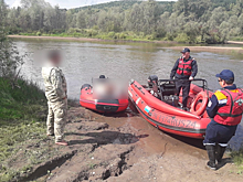 Спасатели нашли дрейфующую по красноярской реке лодку с рыбаком и трупом его брата