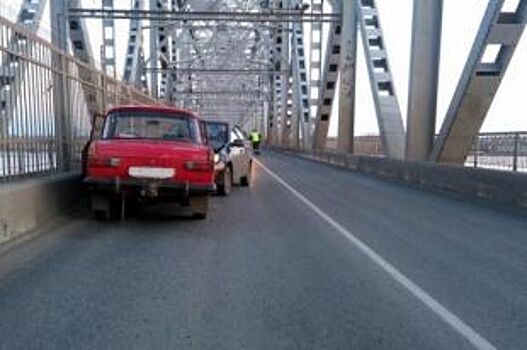 В Архангельске на железнодорожном мосту водитель устроил смертельное ДТП