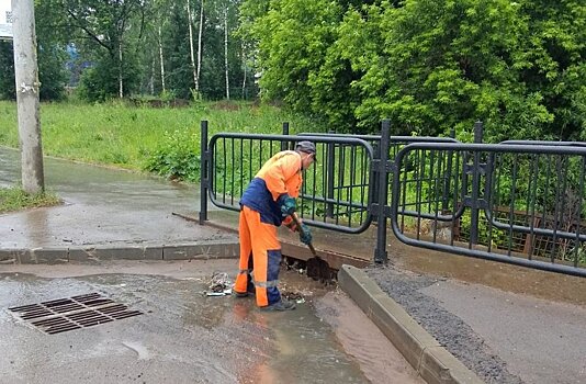 После первого летнего дождя в Ижевске проверяют ливнёвку