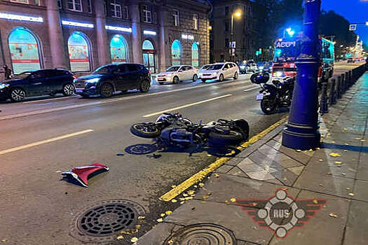 Шесть человек пострадали в Петербурге в ДТП с вылетевшим на тротуар мотоциклом