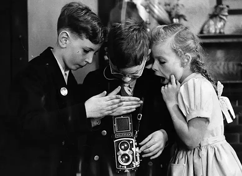 Сентябрь 1953 года. Дети играют с фотокамерой Хопкинса.