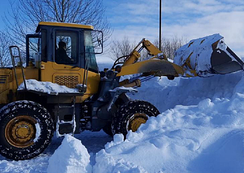 Специалисты ЖКС № 6 филиала ФГБУ «ЦЖКУ» МО РФ (по ВВО) устраняют последствия снежного циклона