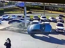 В Пензе 60-летний водитель Nissan устроил ДТП на территории автосалона