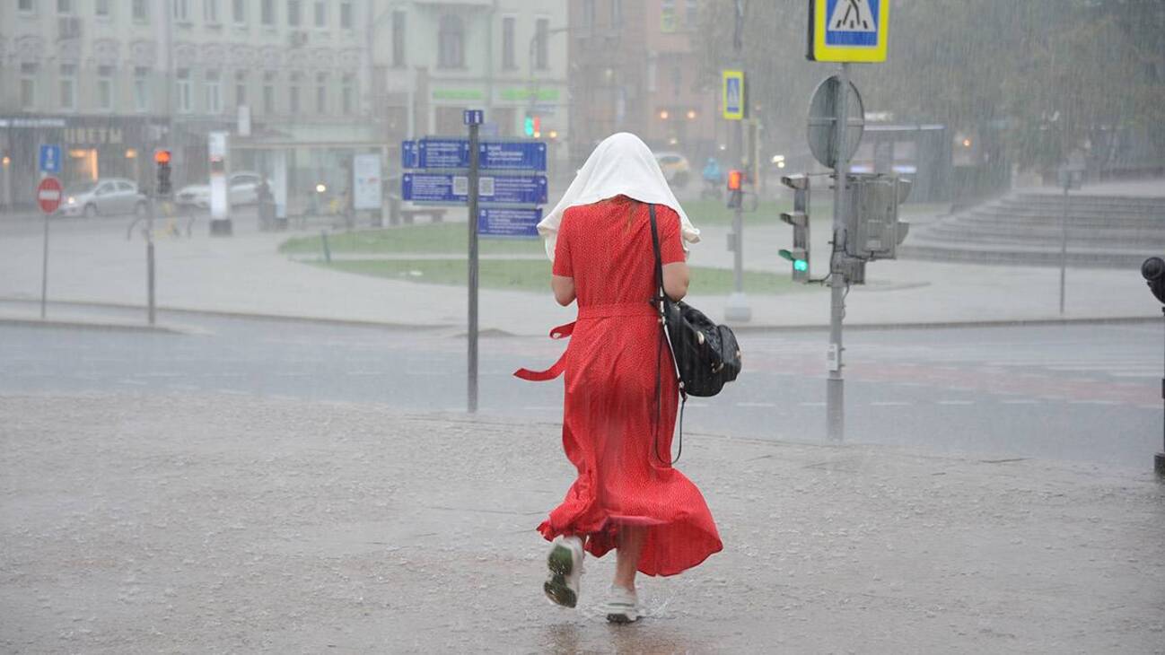 Грозы. Дожди в москве сентябрь 2024 когда. Дождь в москве. Ливень в москве ничего не видно. Штормовое предупреждение 2022.