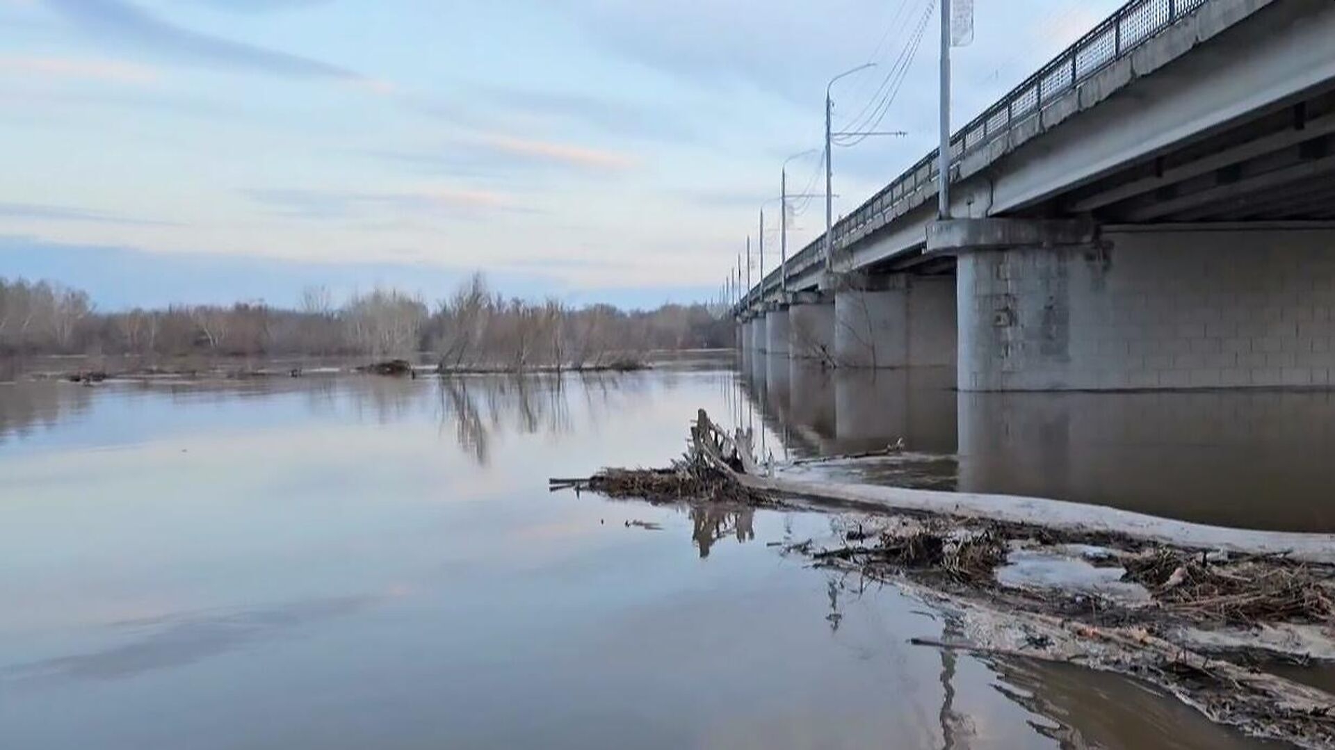 Уровень реки Урал у Оренбурга вырос до 942 см