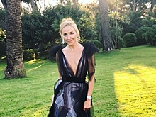 Навку осудили за фото с подругами