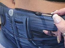 Прогулка обнаженной девушки в нарисованных джинсах смутила мужчин