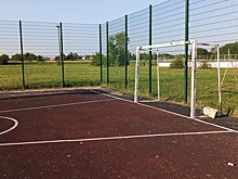 В Ленобласти школьник попал в реанимацию после падения ворот на спортплощадке