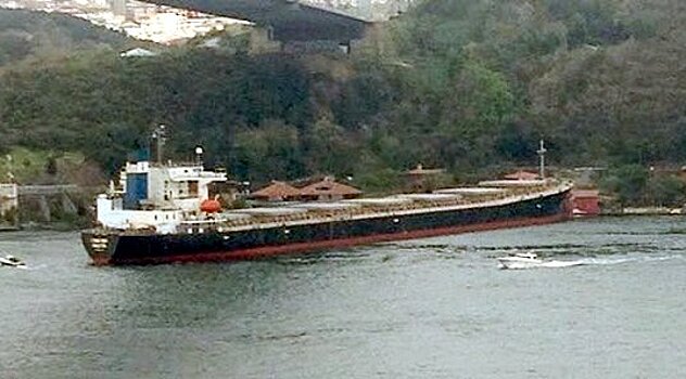 Не добрался до Украины: танкер снес дом в Босфоре