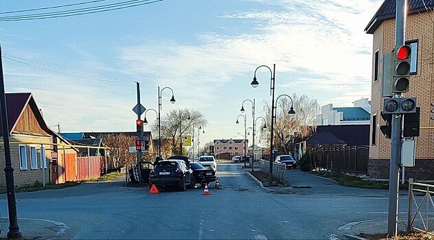 В Соль-Илецке иномарка протаранила ВАЗ, пострадали два человека