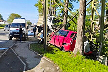 На Сахалине водитель самосвала врезался в припаркованные машины и умер
