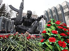 Уральцы возложили цветы к Черному тюльпану в День памяти о россиянах, исполнявших служебный долг за пределами Отечества