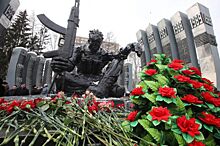 Уральцы возложили цветы к Черному тюльпану в День памяти о россиянах, исполнявших служебный долг за пределами Отечества