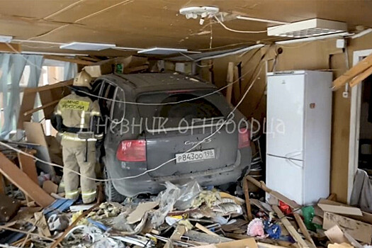 Под Екатеринбургом Porsche въехал в торговый павильон