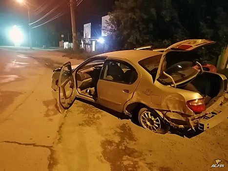 Новосибирский водитель въехал в столб и сбежал с места ДТП