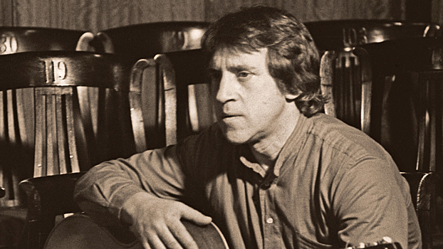 Главное в музыке за неделю: Звук подвёл итоги лета, ИИ восстановит песни Высоцкого