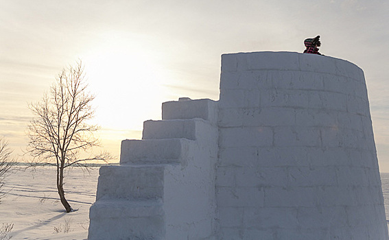 Загадочный мужчина снова построил снежную башню в Академгородке
