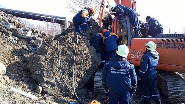 Бетонная глыба придавила экскаваторщика во Владивостоке