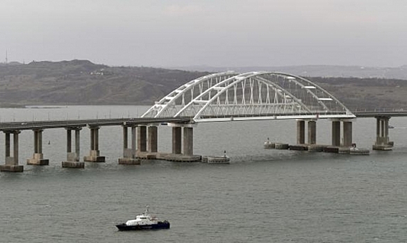 После принятия мер по досмотру на Крымском мосту пробка выросла на четыре километра