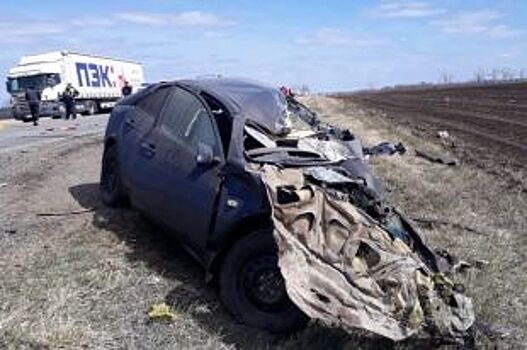 Во встречном ДТП иномарки и грузовика в Башкирии погиб 26-летний парень