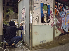 На улице Барселоны появился рисунок целующегося с Роналду Месси