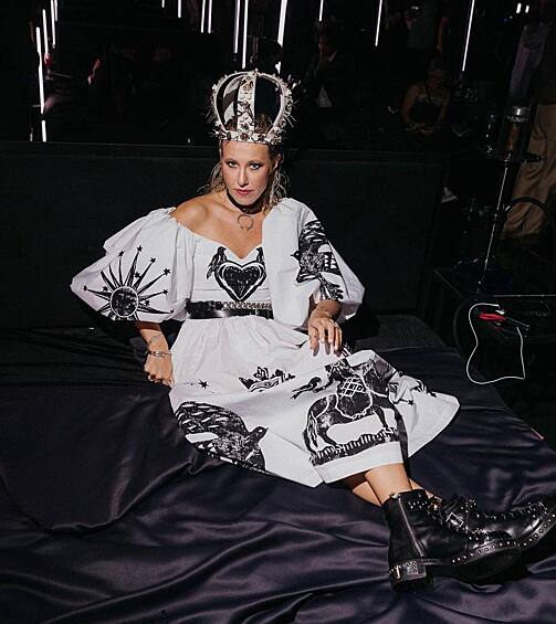 В финале свадьбы ведущая мероприятия переоделась в платье от Alexander McQueen и надела корону.