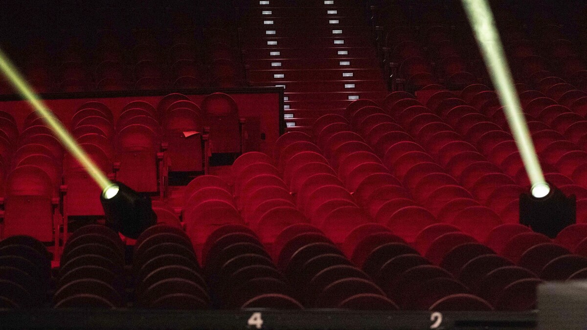 Военкомат на Украине мобилизовал весь техперсонал театра