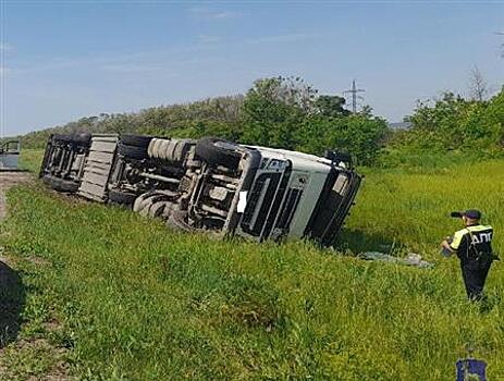 В Сызранском районе фура съехала в кювет