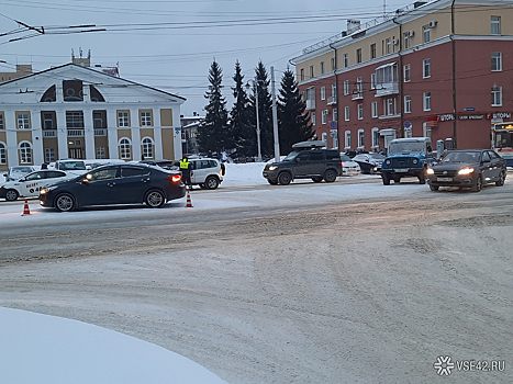 ДТП затруднило движение на оживленном проспекте в Кемерове